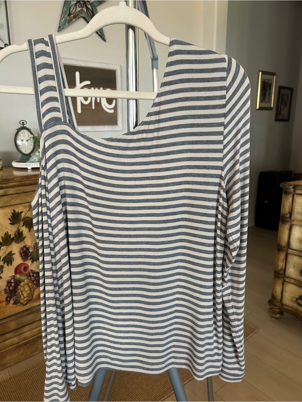 Cabi Dare One-Shoulder Long-Sleeve Tee- Gray & White